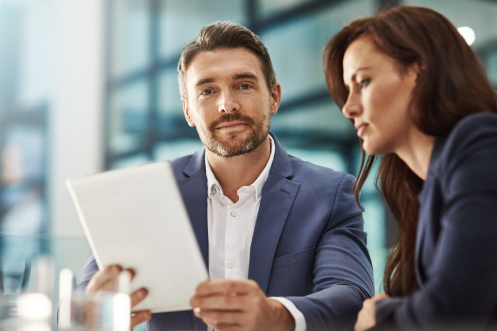 Family office homem e mulher com tablet