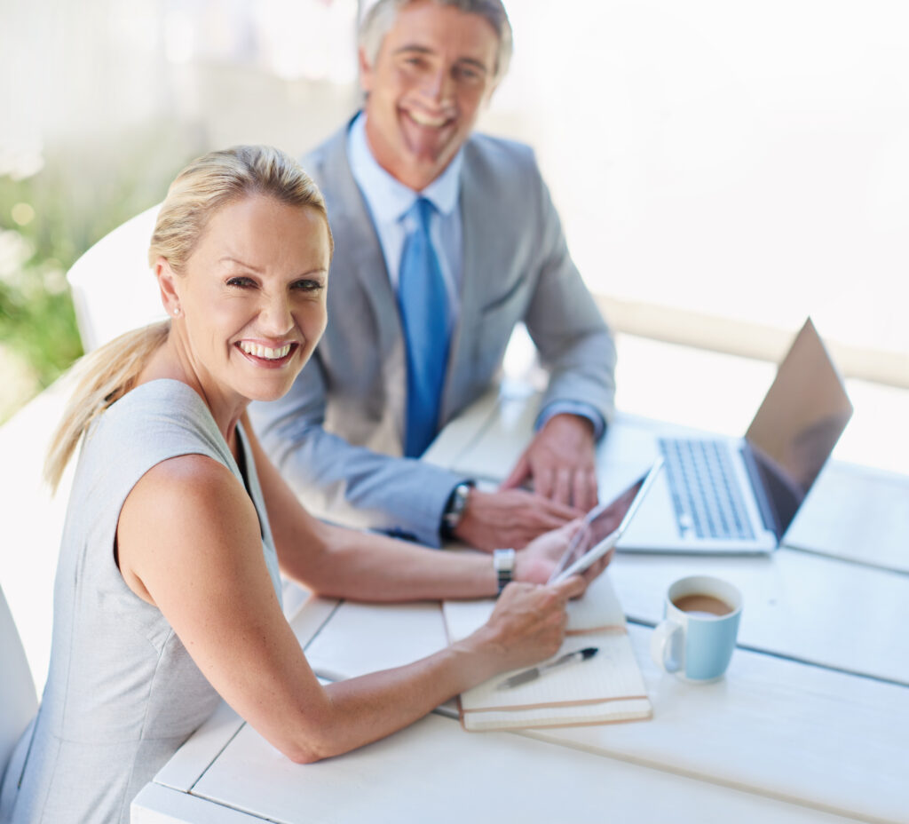 Family office homem e mulher sorridentes apos reuniao