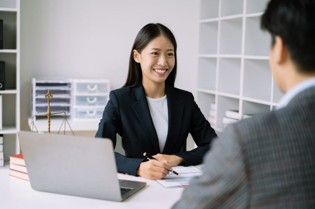 Family office advogada ouvindo colega de trabalho