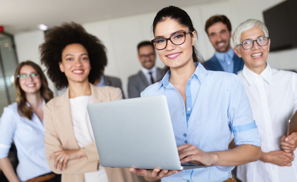 registro internacional de marca colaboradores segurando notebook