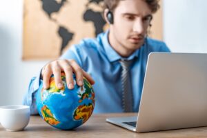registro internacional de marca homem jovem focado