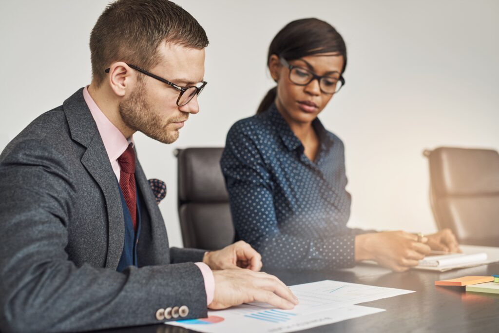 due diligence homem empresario e mulher executiva