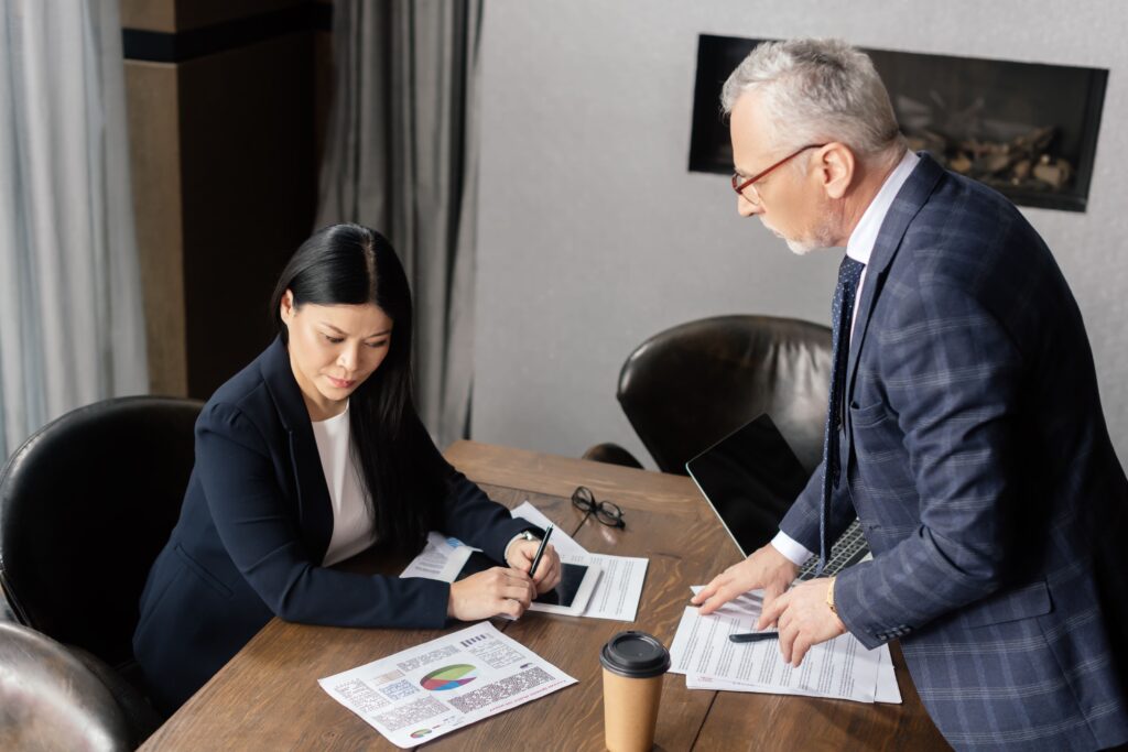 due diligence empresario em conversa com advogada