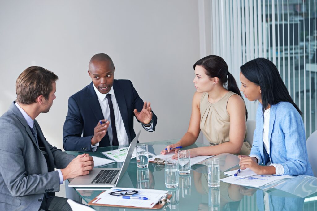 compliance empresarial grupo colaboradores conversando