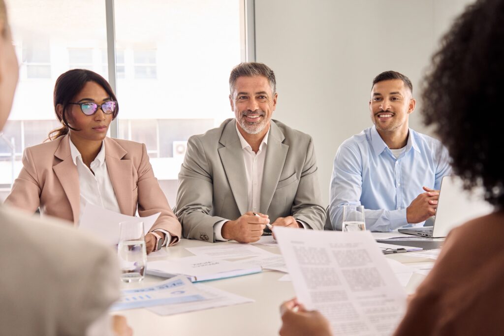 compliance empresarial grupo empresarios conversando