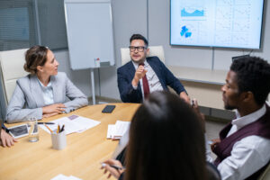 governanca corporativa colaboradores conversando