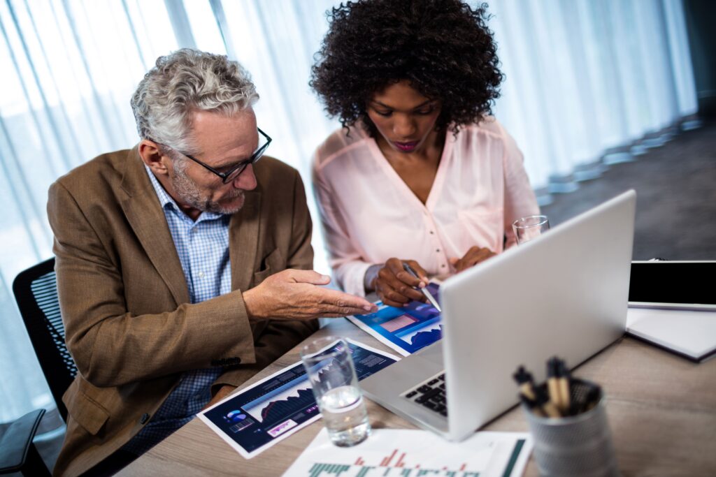 due diligence trabalhadores fazendo analises