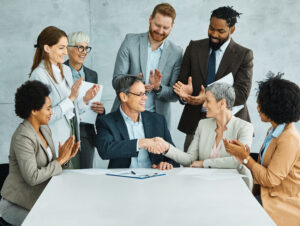 acordo de socios empresarios dando maos