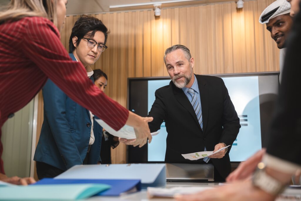 acordo de socios equipe participando assinatura