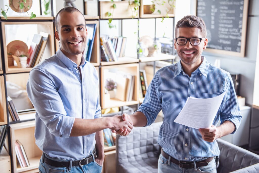 acordo de socios homens celebrando