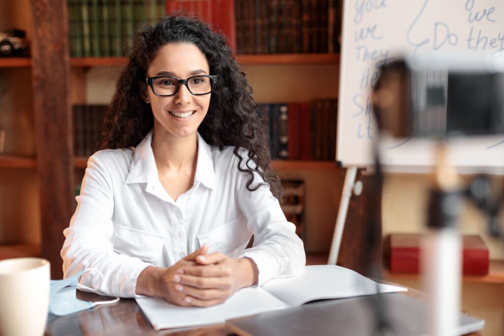 substituição tributária jovem examinando documentos