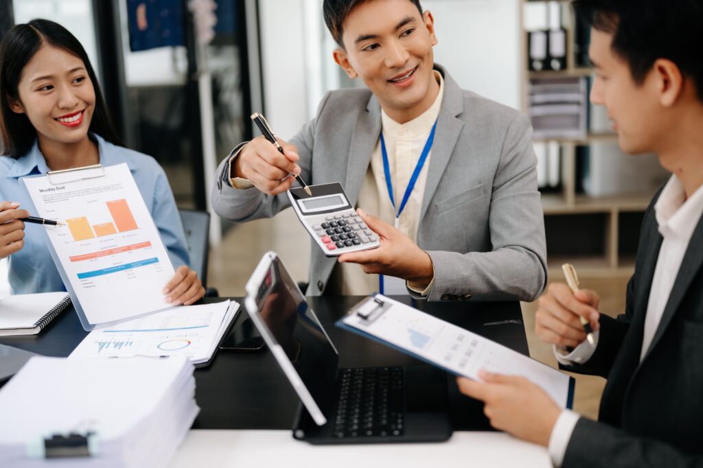ex tarifario homem fazendo conta