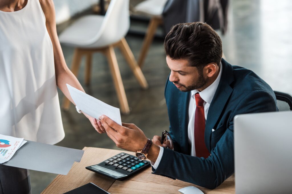 ex tarifario homem olhando papel