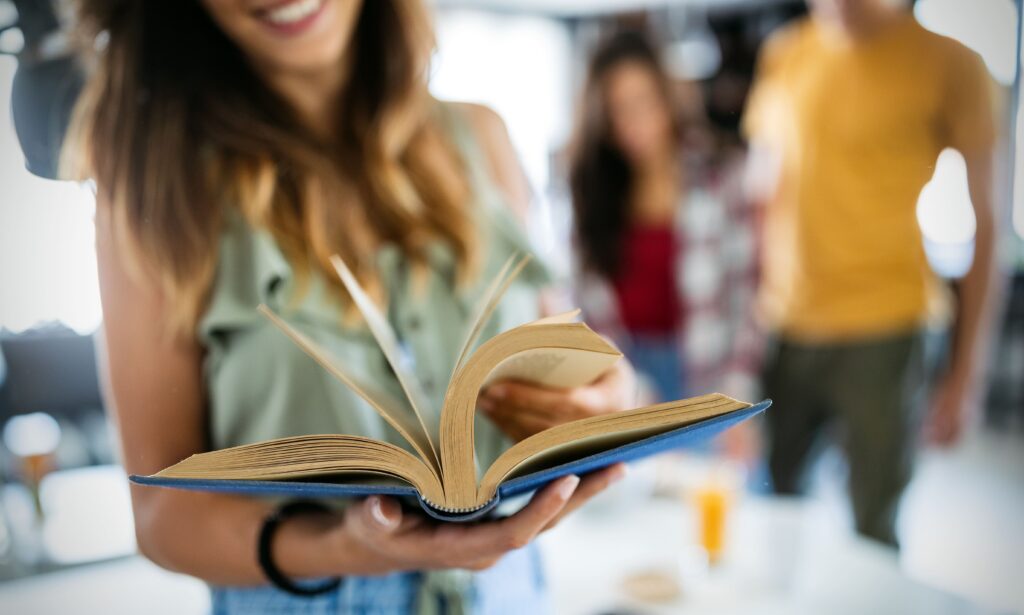 direito autoral mulher lendo livro
