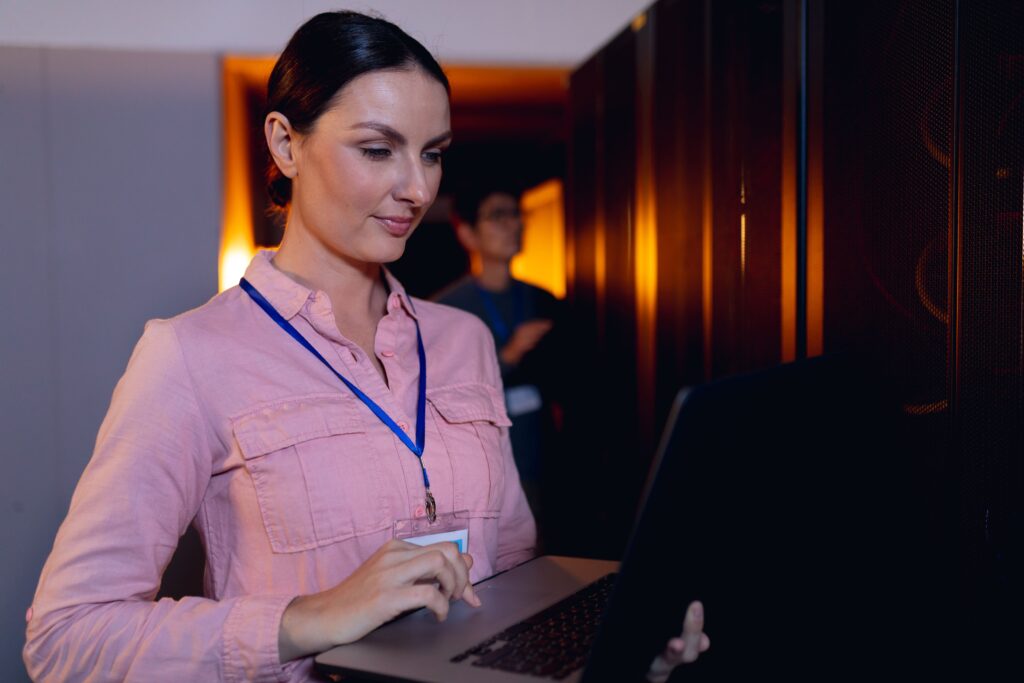 seguranca de dados mulher notebook