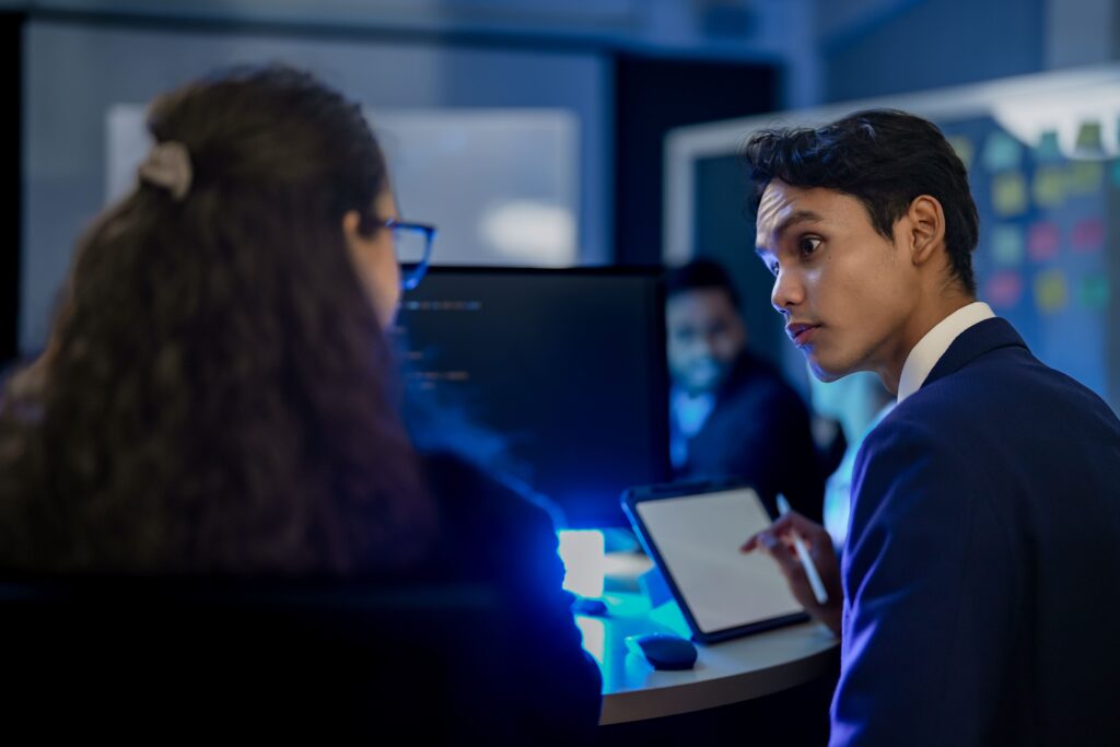 seguranca de dados jovens analisando conta.