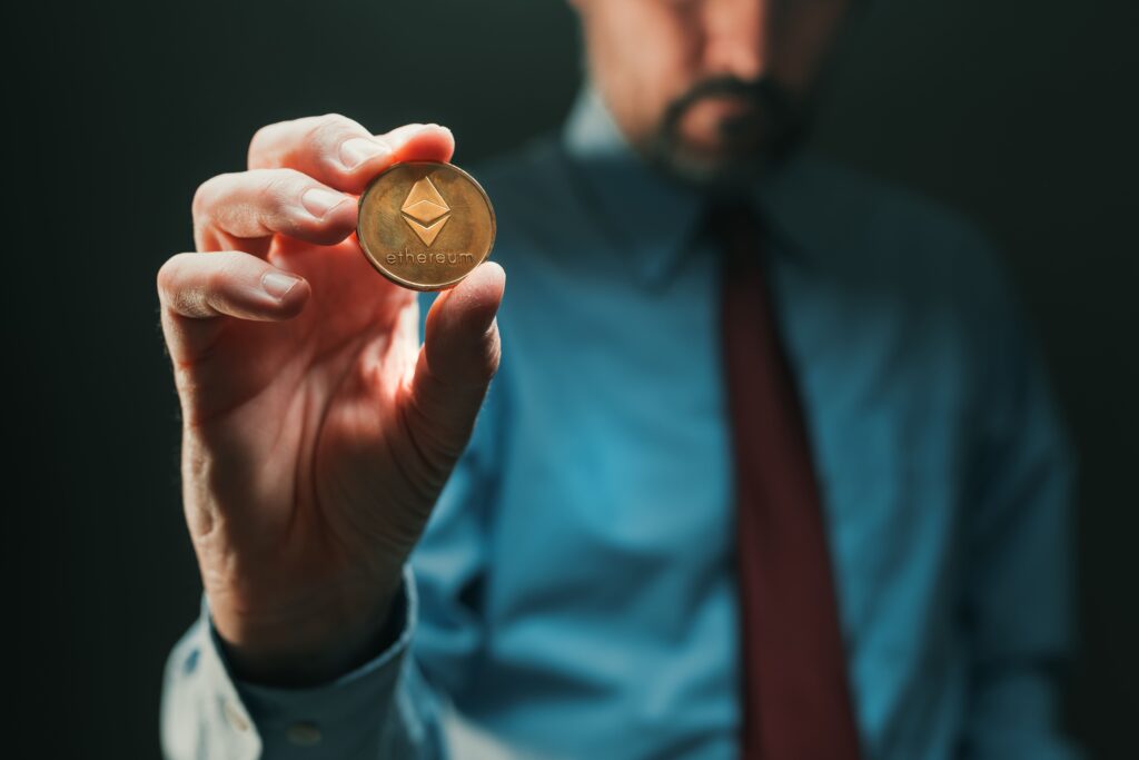 blockchainhomem segurando moeda