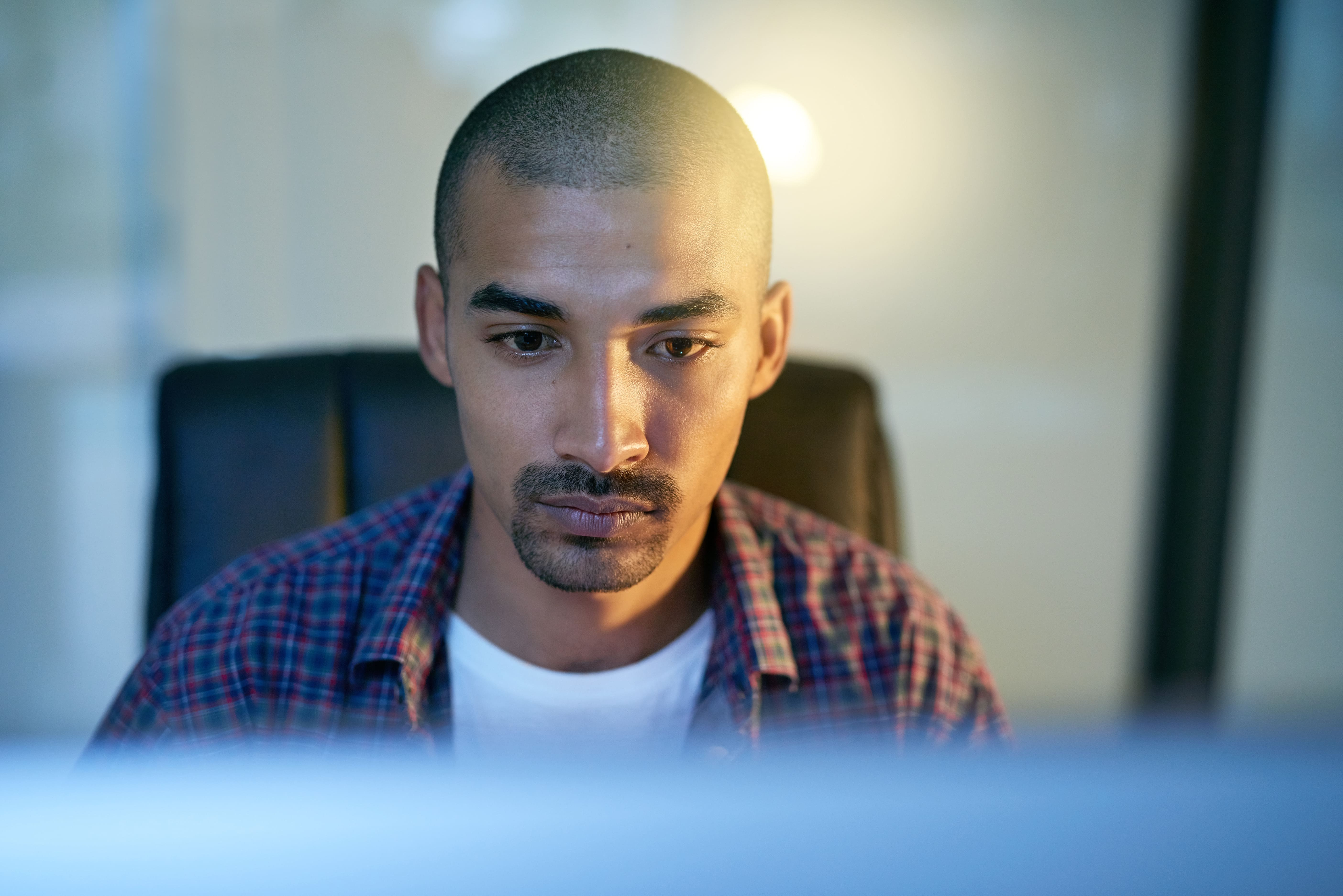 pirataria digital homem analisando marcas