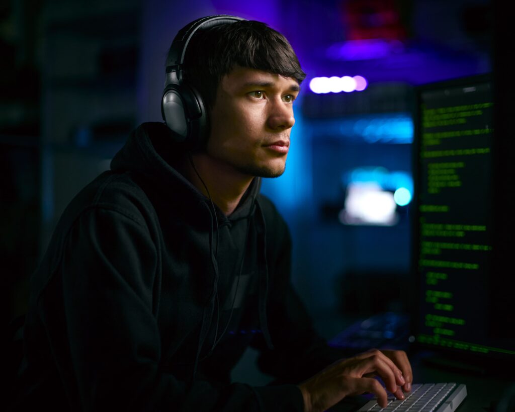 pirataria digital homem em frente ao computador