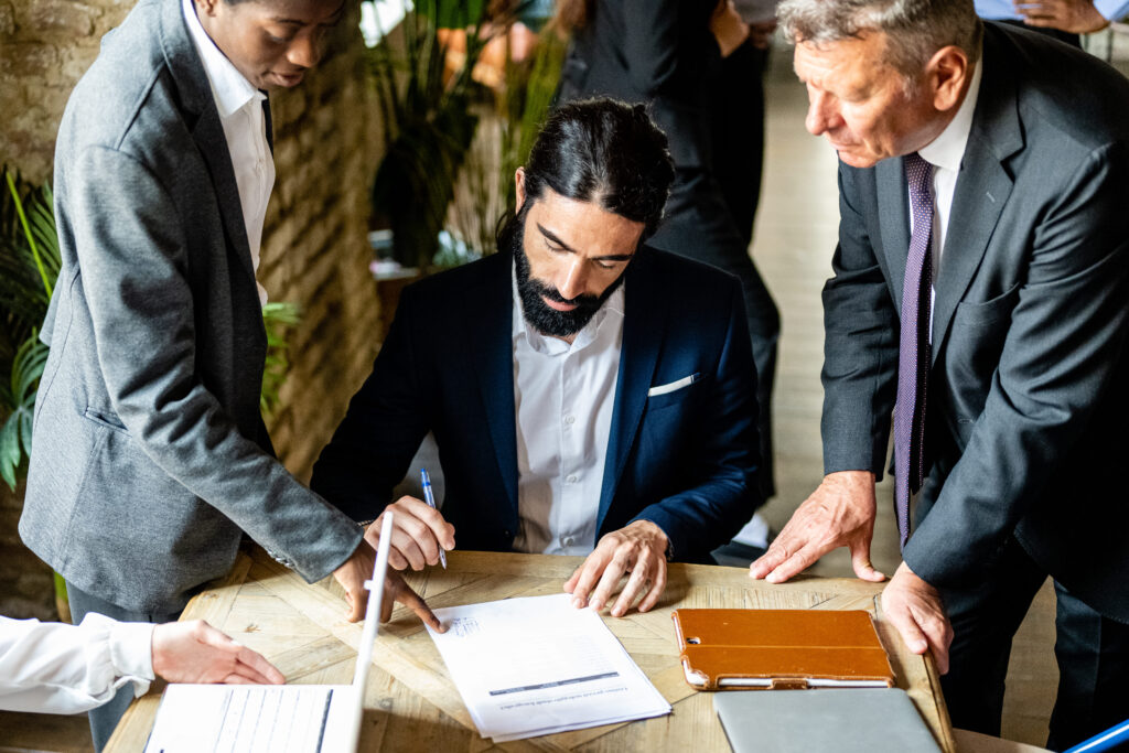 contrato mercantil socios assinando